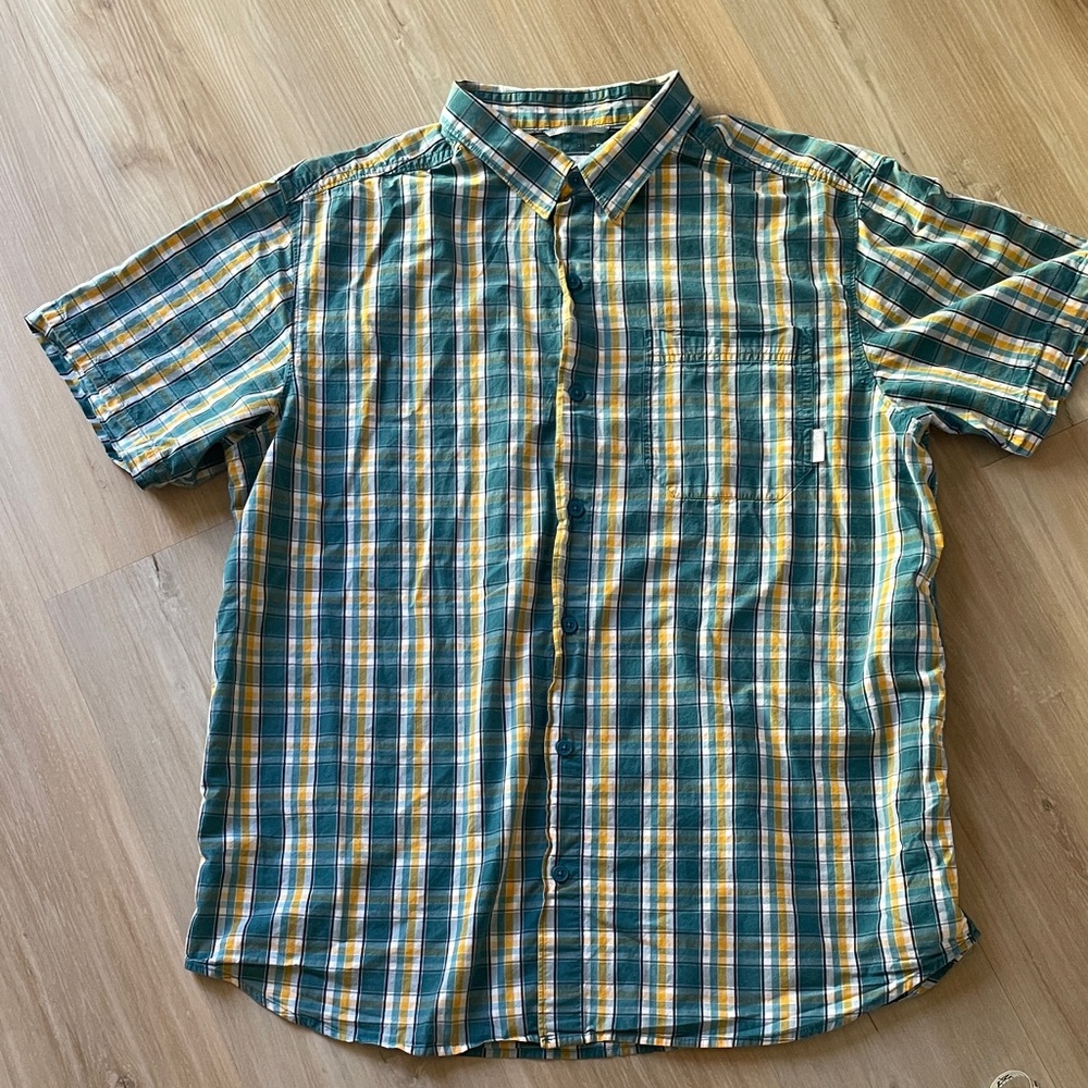 Columbia Omni-shade plaid button down short sleeve shirt
